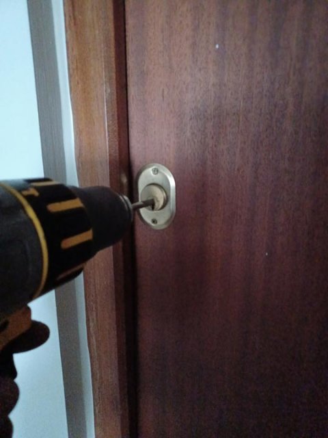 Ouverture d’une porte fermée à clef par perçage du cylindre 
